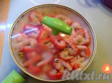 Перемешиваем наши морепродукты и накрываем крышкой. Оставляем жариться, примерно, 5-7 минут на среднем огне, периодически помешивая.
