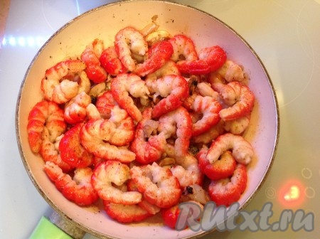 Держим морепродукты под крышкой ещё 2-3 минуты и выключаем огонь - наши морепродукты готовы.
