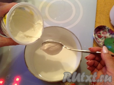 Начинаем готовить соус, для этого 50-80 грамм молока наливаем в ковшик, ставим на средний огонь, добавляем сметану, солим, высыпаем натёртый сыр и перемешиваем.