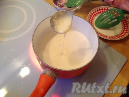 Перчим наш соус по вкусу и, не доводя до кипения, снимаем с огня. Сырный соус должен быть тянущимся по консистенции.