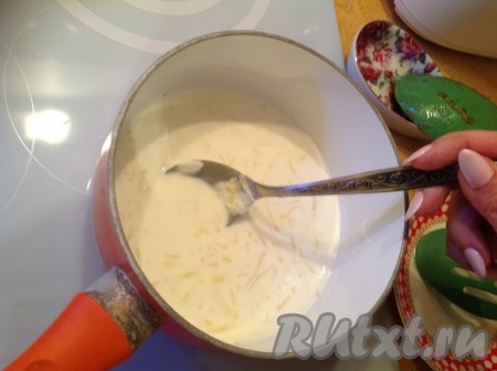 Начинаем готовить соус, для этого 50-80 грамм молока наливаем в ковшик, ставим на средний огонь, добавляем сметану, солим, высыпаем натёртый сыр и перемешиваем.