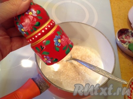 Перчим наш соус по вкусу и, не доводя до кипения, снимаем с огня. Сырный соус должен быть тянущимся по консистенции.