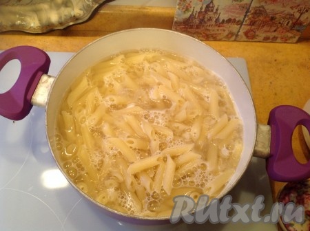 Варим пасту на среднем огне в течение времени, указанного в инструкции на упаковке (у меня - 9 минут).
