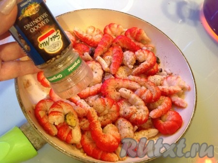 Приправляем морепродукты специями по вкусу (я использовала набор специй для морепродуктов).