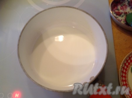 Начинаем готовить соус, для этого 50-80 грамм молока наливаем в ковшик, ставим на средний огонь, добавляем сметану, солим, высыпаем натёртый сыр и перемешиваем.