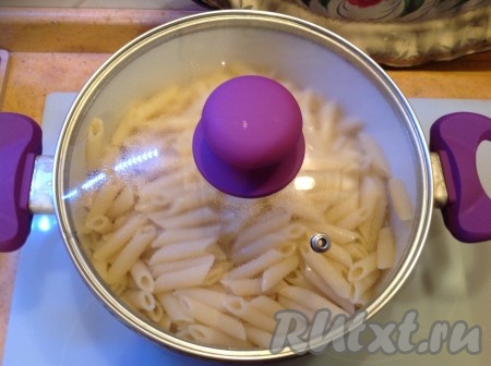 Готовую отваренную пасту выкладываем в дуршлаг, даём стечь воде, не промывая, возвращаем пасту в кастрюлю, сбрызгиваем оливковым маслом и встряхиваем.
