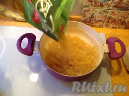 Тем временем закипела вода в кастрюле. Высыпаем пасту в кастрюлю.
