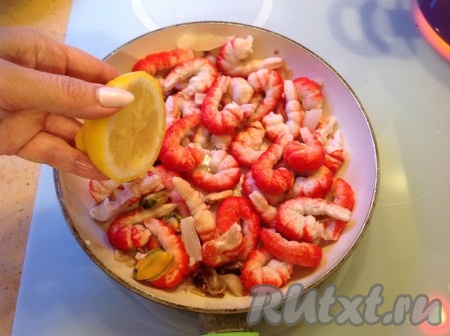 Сбрызгиваем морепродукты соком лимона.