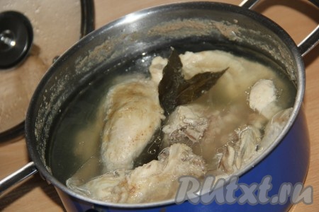Кастрюлю с куриным мясом поставить на огонь. Когда вода в кастрюле закипит, уменьшить огонь, снять пену, накрыть кастрюлю крышкой и варить мясо цыплёнка, примерно, 1 час. Бульон получится наваристым.
