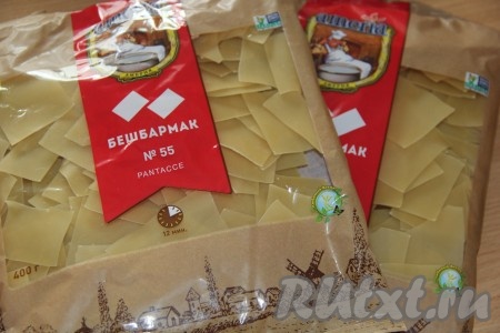 Вот такую квадратную готовую лапшу я использовала для приготовления бешбармака из курицы.
