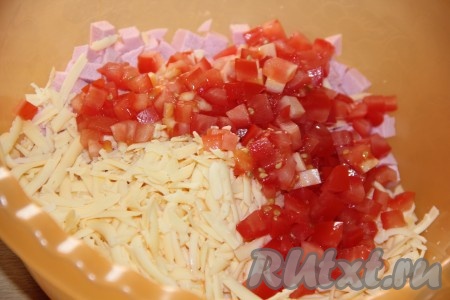 Помидор вымыть, мелко нарезать и добавить в миску к сыру и колбасе.
