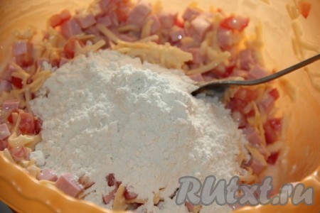 Сюда же всыпать муку, перемешать получившееся тесто.
