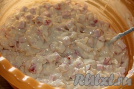 Тесто для приготовления оладий "Мини-пицца" получится в меру густым, оно будет напоминать тесто, как для обычных оладий.
