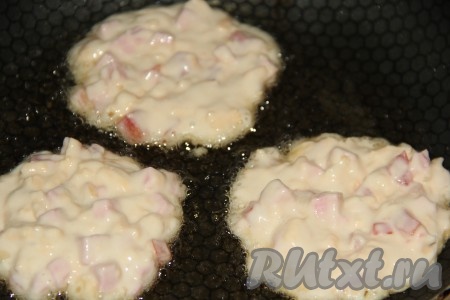 В сковороду влить растительное масло и разогреть. Выкладывать в разогретое масло по 1 столовой ложке теста, формируя оладушки.
