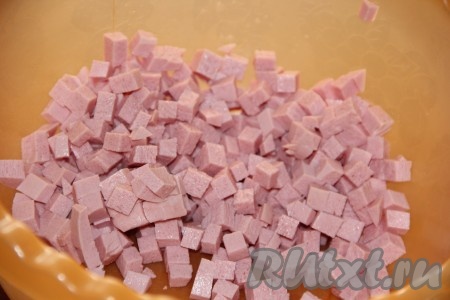 Колбасу нарезать на мелкие кубики.
