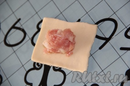 Выложить фарш на середину каждого квадратика из теста.
