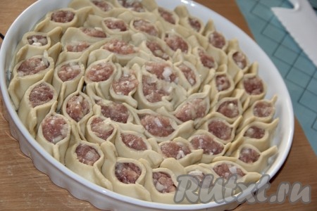 Форму (у меня форма диаметром 28 см) смазать растительным маслом. Выложить манты-лодочки в форму, не слишком плотно.
