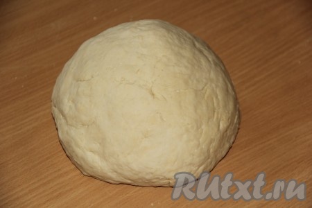 Для начала приготовим тесто, для этого нужно муку просеять и соединить с солью. Влить воду и растительное масло. Хорошо вымесить упругое тесто. Дать тесту отдохнуть 1 час под полотенцем (или в пищевой плёнке).
