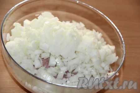 К мясу, пропущенному через мясорубку, добавить очищенный и мелко нарезанный лук.
