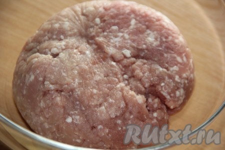 Свинину, нарезав на кусочки, пропустить через мясорубку.
