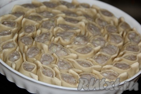 Поставить форму в разогретую до 200 градусов духовку и запекать 15 минут.
