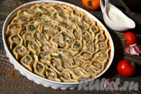 Подать аппетитные манты-лодочки, приготовленные в духовке, к столу с чесночным соусом. Очень вкусно!
