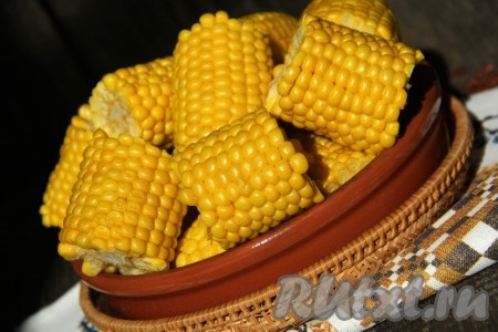 Подать нежную, яркую, вкусную, сочную кукурузу, сваренную в молоке с добавлением сливочного масла, к столу. Перед подачей можно посолить кукурузу по вкусу. Приготовление кукурузы в молоке многим покажется необычным, но, попробовав это блюдо, вы ещё не раз вернётесь к этому рецепту!
