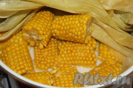 Готовую кукурузу снять с огня и оставить на минут 30 под крышкой.

