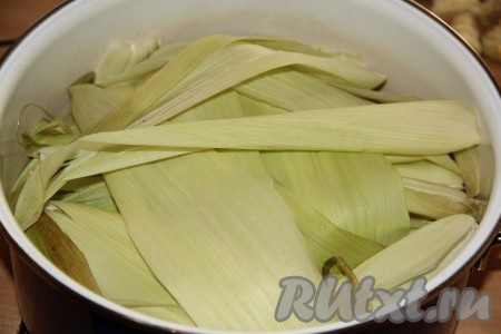 Прикрыть кукурузу листьями.