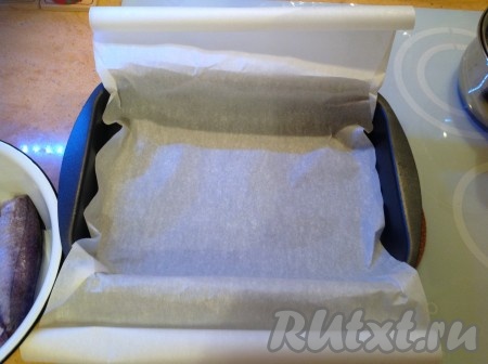 Застелить противень бумагой для запекания таким образом, чтобы остались концы для формирования конверта.
