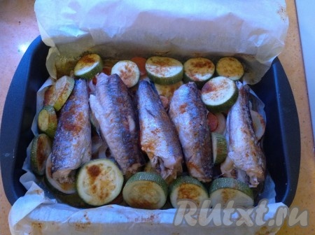 По истечении указанного времени выключаем духовку и достаём хека, запечённого с овощами. Даём постоять 10 минут. Затем аккуратно открываем конверт, чтобы не обжечься паром.