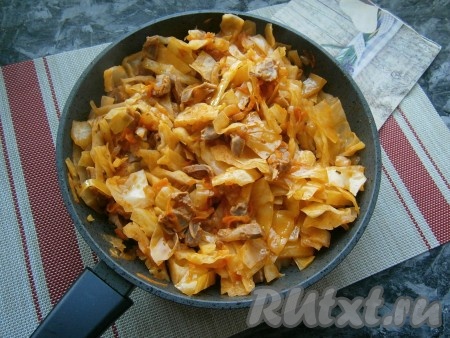Накрыть сковороду крышкой, тушить капусту с куриными желудками на медленном огне 10 минут, после чего перемешать и тушить далее также под закрытой крышкой ещё минут 10-15. Жидкость должна испариться полностью.
