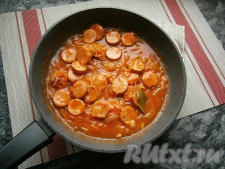 Снова перемешать, подержать сковороду на небольшом огне ещё 3-4 минуты и убрать подливу из сосисок с огня.
