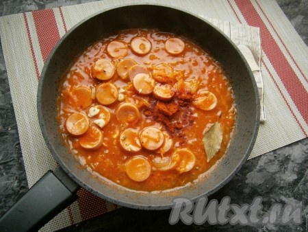 Перемешать, довести до кипения, уменьшить огонь и протушить 2-3 минуты, затем добавить измельчённый чеснок, паприку и лавровый лист.
