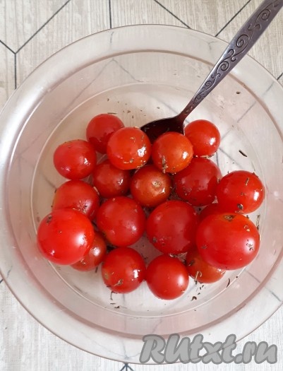Лук очистить, нарезать полукольцами. Помидорки черри вымыть, сложить в небольшую ёмкость, посыпать прованскими травами, посолить по вкусу, влить немного растительного масла и перемешать.
