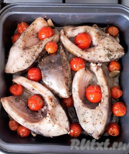 Сверху сбрызнуть рыбу оставшимся растительным маслом. Форму поместить в духовку, нагретую до 180 градусов, и запекать рыбку с овощами 30 минут. Вкусный, аппетитный карп, запечённый с луком и помидорами черри, готов.
