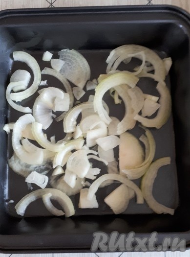 В смазанную форму выложить нарезанный репчатый лук.
