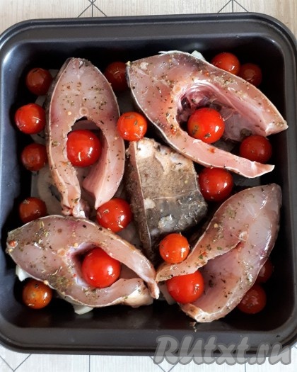 Между кусочками карпа разложить помидоры и лавровые листья.
