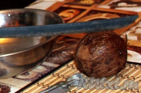 Второе, что нужно сделать – это либо топориком, либо крепким ножом (типа охотничьего) сделать одну хорошую или несколько небольших трещин по одной линии. Затем стукнуть по кокосу и он должен расколоться на две части. 