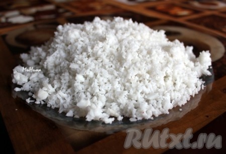 Полученную стружку тоже можно использовать в кулинарии, а если её планируется хранить, то  необходимо подсушить в духовке при небольшой  температуре (50 градусов).