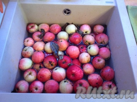 Хорошо вымыть наши красные яблочки.