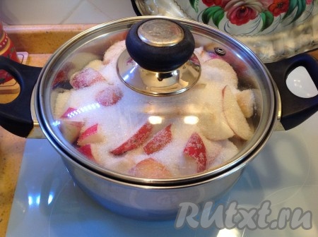 Верхним слоем должен быть сахар. Закрыть кастрюлю с яблоками и сахаром крышкой и оставить на несколько часов (или на ночь), пока яблочки не дадут сок.