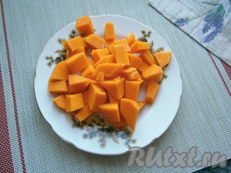 Очистить кусочек тыквы от семечек и кожуры. 200 грамм мякоти тыквы нарезать средними кубиками (или кусочками).
