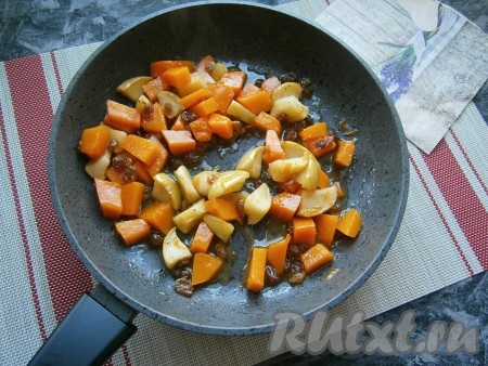 Тушить далее, без крышки, периодически перемешивая, ещё 5-10 минут (до мягкости тыквы и испарения жидкости). Главное, чтобы кусочки яблок и тыквы не разварились и остались целыми.
