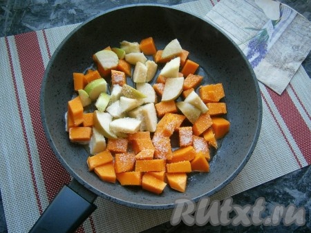 В сковороду с растопленным маслом выложить нарезанные тыкву и яблоки, посыпать 1 столовой ложкой сахара, влить немного воды.
