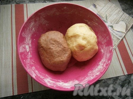 Тщательно вмешать какао в тесто до однородного цвета. В итоге получится одна часть теста светлой, вторая - тёмной.
