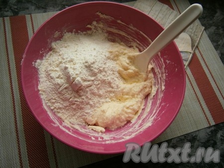Всыпать ванилин и хорошо перемешать ложкой. Далее в несколько этапов добавить муку, каждый раз хорошо её вмешивая.
