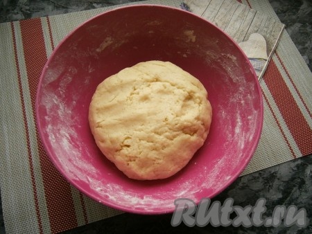 Замесить плотное, практически не липнущее песочное тесто.
