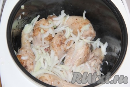 Очищенный лук, нарезанный полукольцами, выложить в чашу к обжаренным ножкам и готовить на режиме мультиварки "Жарка" в течение 5-7 минут, периодически перемешивая.
