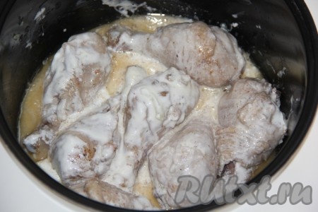 Куриные ножки с луком перемешать со сметаной, закрыть крышку мультиварки и выставить режим "Тушение" на 30 минут.
